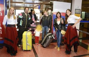Recepción a turistas en el Aeropuerto Salta con "gauchitas salteñas"
