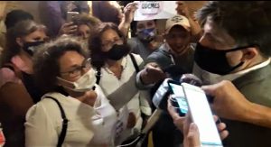 Nicolás Trotta siendo abordado por docentes autoconvocados