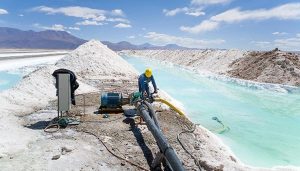 Obrero trabajando en explotación minera