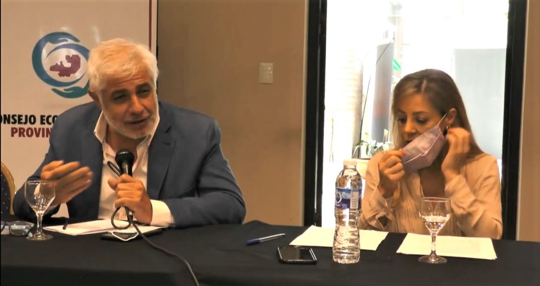 Pablo Outes y Flavia Royón, presidenta del CES y secretaria de Minería