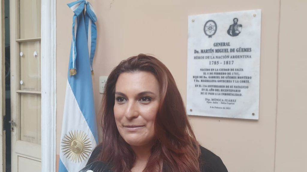 Mónica Juárez en febrero de 2021 cuando colocó una fallida placa en el edificio legislativo y sin autorizaciones correspondientes