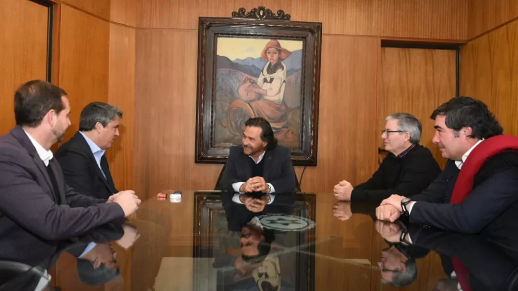 La reunión contó también con la presencia de Demian Pintos Labandera, director general de Massalin Particulares para el Cono Sur, Esteban Amat y Lucio Paz Pose, presidente y dirigente de la Cámara del Tabaco, respectivamente. 